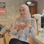 Dari Kuliah Sampai Sukses Jadi Influencer, Afina Syifa Ungkap Alasan Masih Setia Pakai Hijab Paris napocut