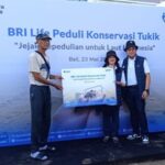 BRI Life Gelar Pelepasan Tukik, Dukung Konservasi Penyu  di Pantai Kuta Bali
