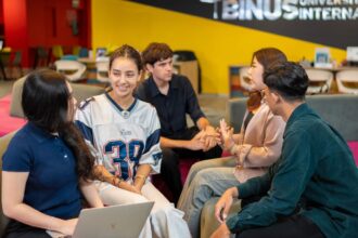 Belajar AI dan Cloud Sambil Raih Double Degree: Ini yang Bikin Computer Science BINUS International Unggul!