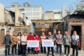 BRI Branch Office Otista dan BRINS Serahkan Simbolis Klaim Asuransi kepada Nasabah Terdampak Kebakaran
