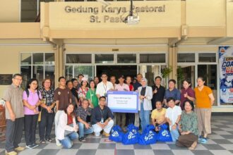 BRI Region 6 Salurkan 200 Paket Sembako Melalui Program CSR kepada Jemaat Gereja St. Paskalis