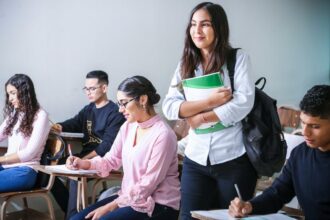 Bahasa Inggris di Kampus: Mitos atau Realita?