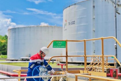 Dukung Pertamina Implementasi B50 Nasional, Elnusa Petrofin Gelar Go Live Penyaluran Perdana Biosolar Industri B50 dari Fuel Terminal IBT Pulau Laut